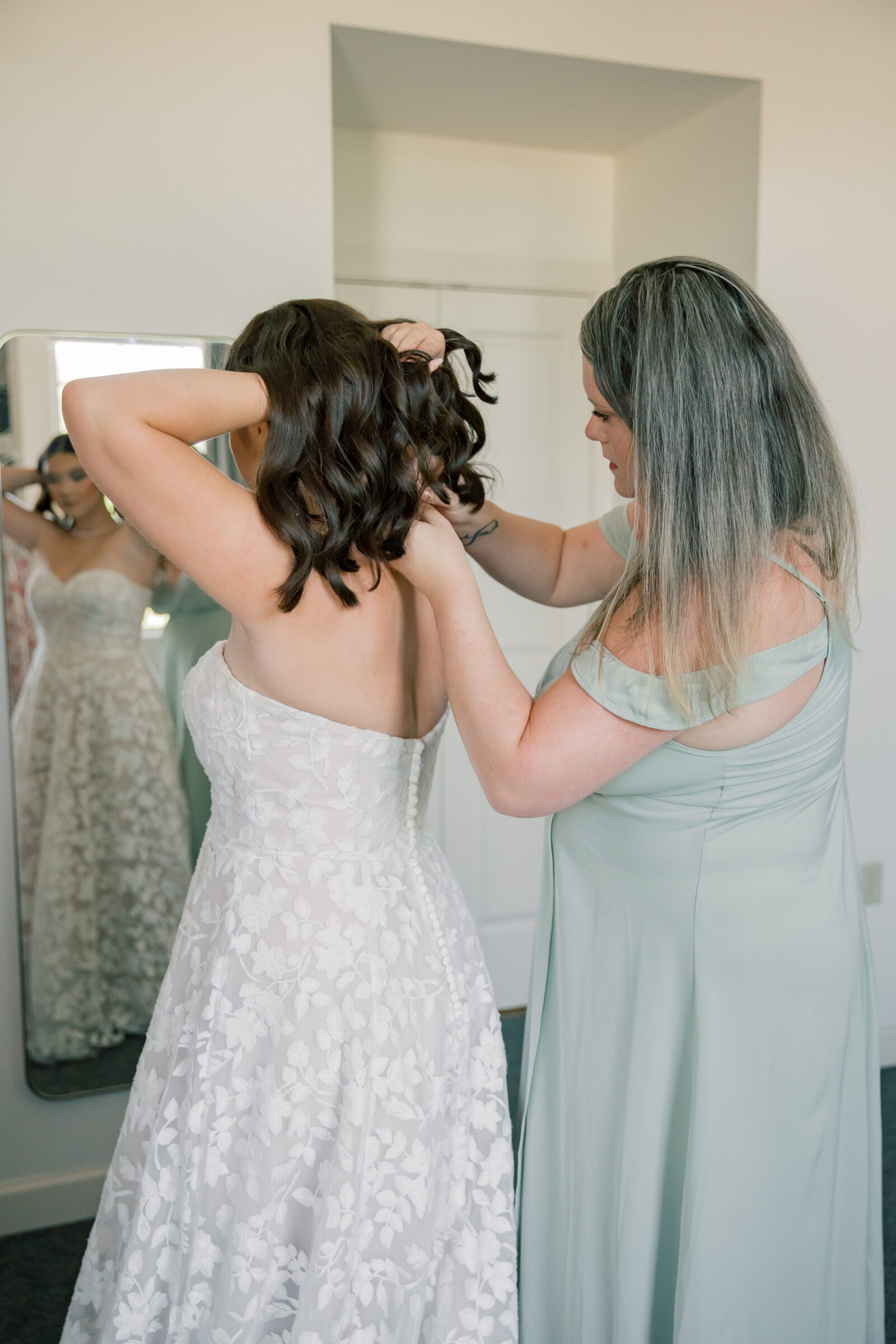 Lynchburg Virginia Wedding Photographer | mother of the bride helping her daughter get ready for her wedding