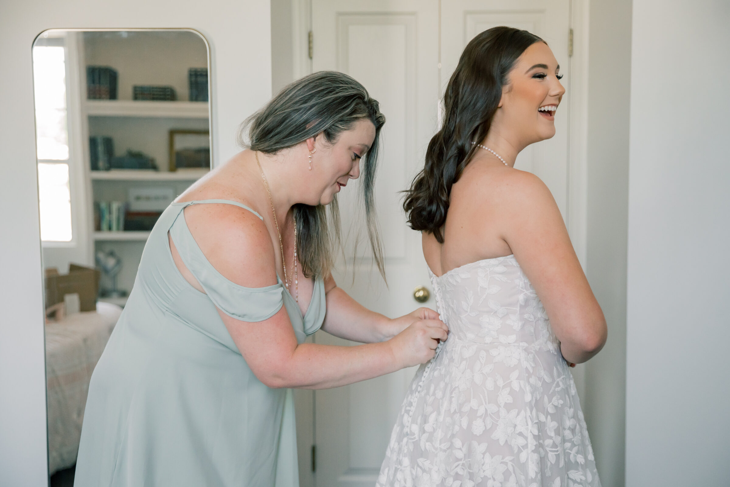 Lynchburg Virginia Wedding Photographer | mother of the bride buttoning bride's wedding dress