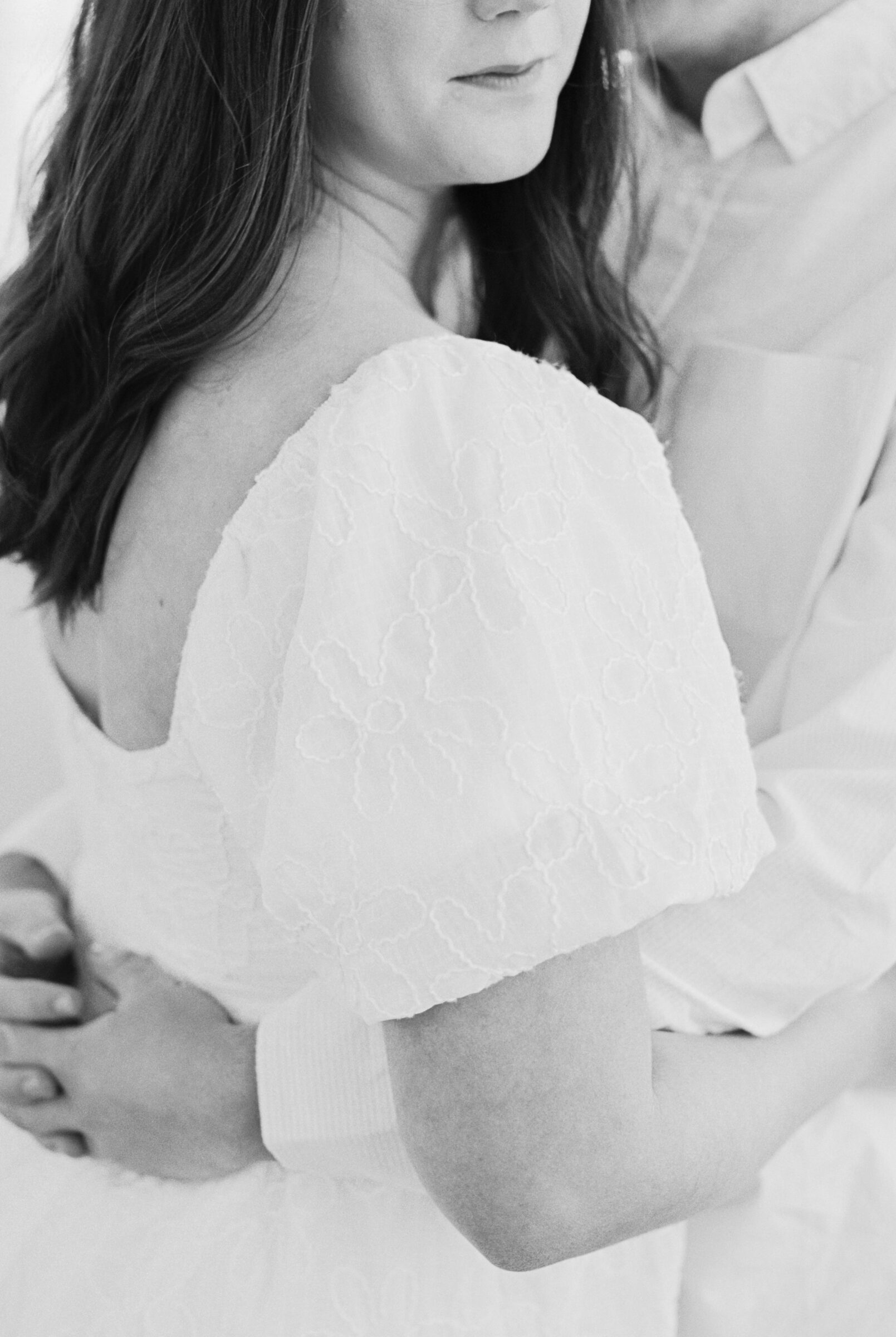 Engagement Session at the VMFA in Richmond VA | black and white image of a girl's sleeve
