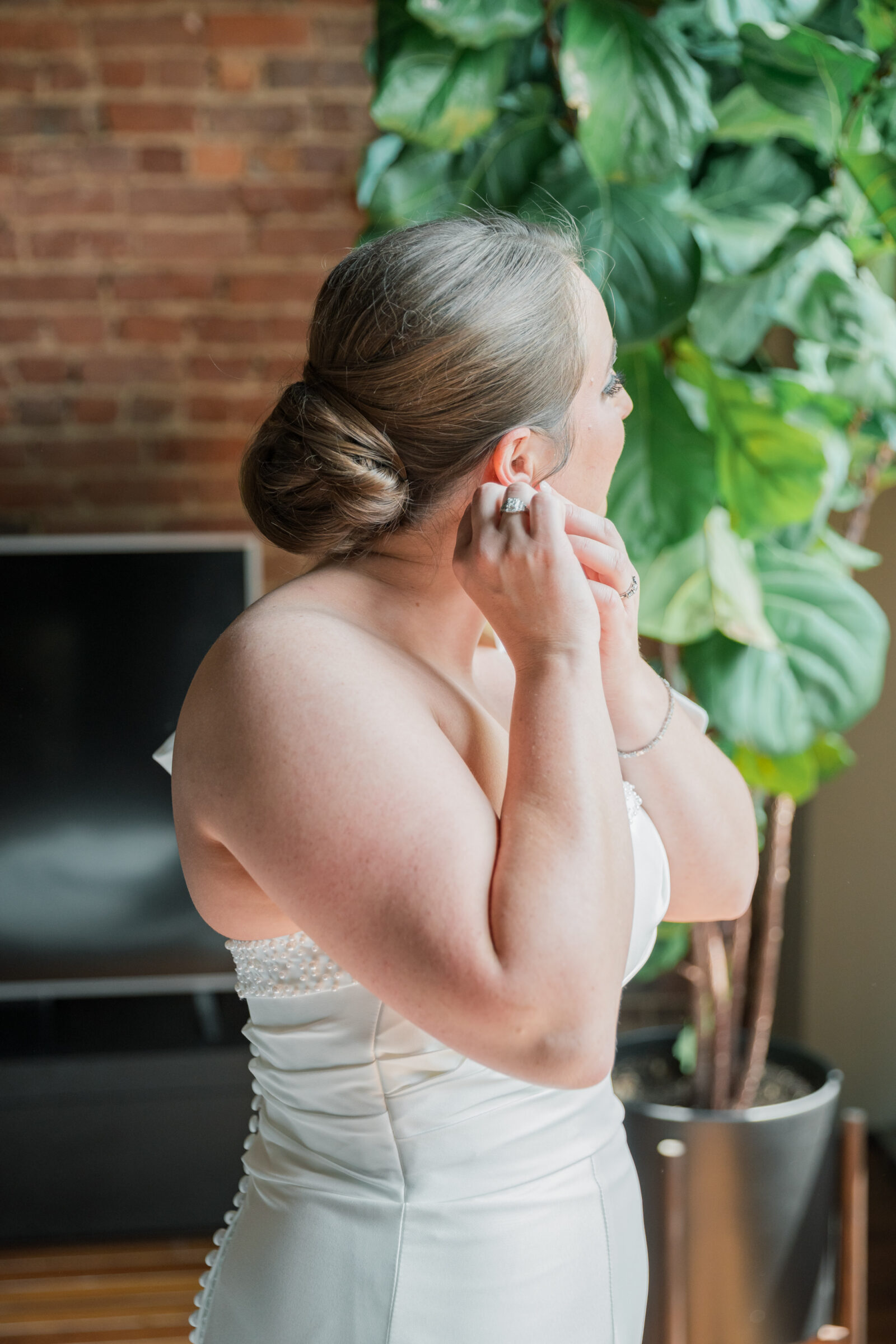 Southwest VA Wedding Photographer | bride adjusting earring