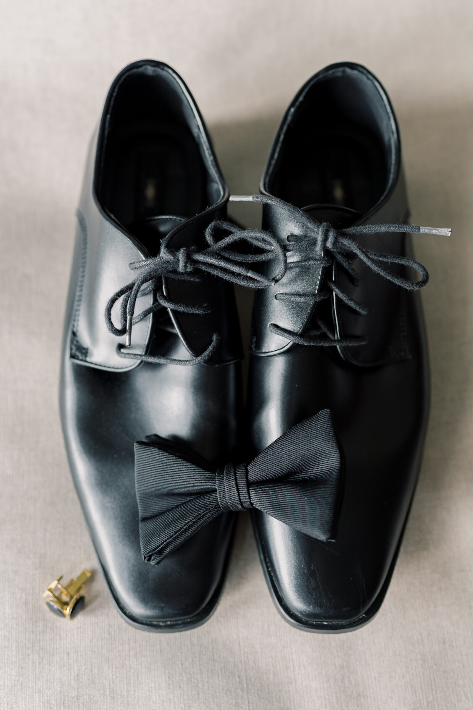 Southwest VA Wedding Photographer | detail photo of groom's shoes, tie, and cufflinks