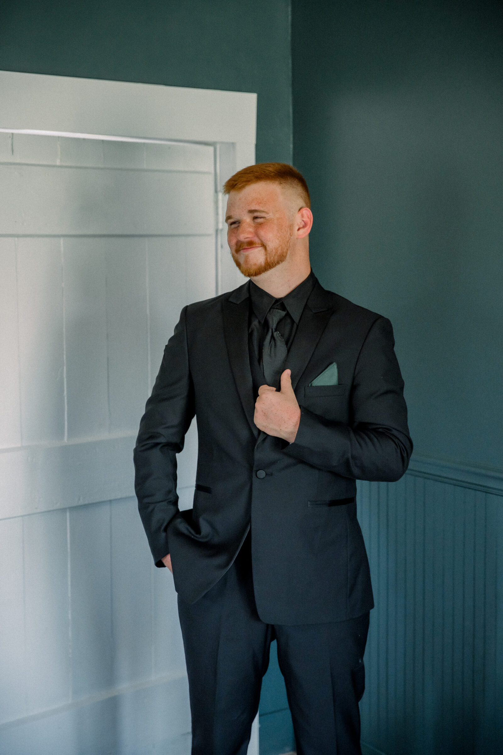 Abingdon VA Wedding Photographer |  groom holds jacket