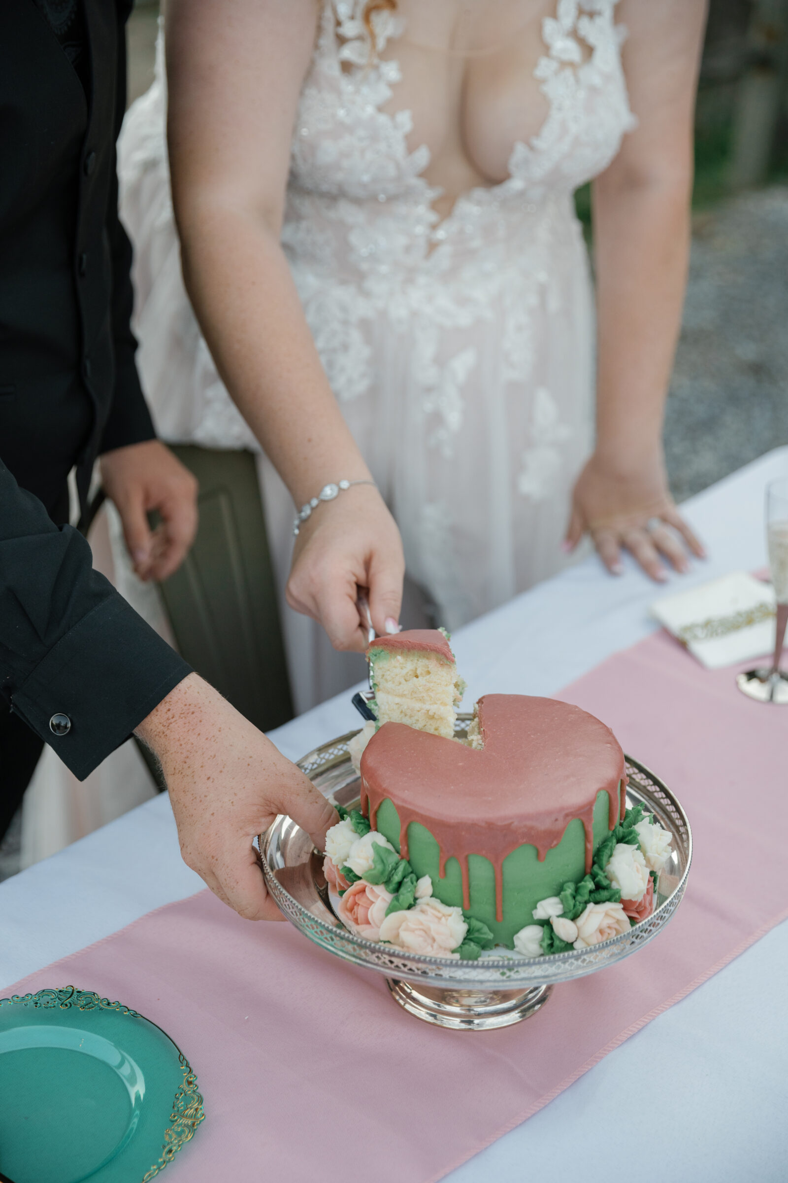 Abingdon VA Wedding | bride and groom cut cake