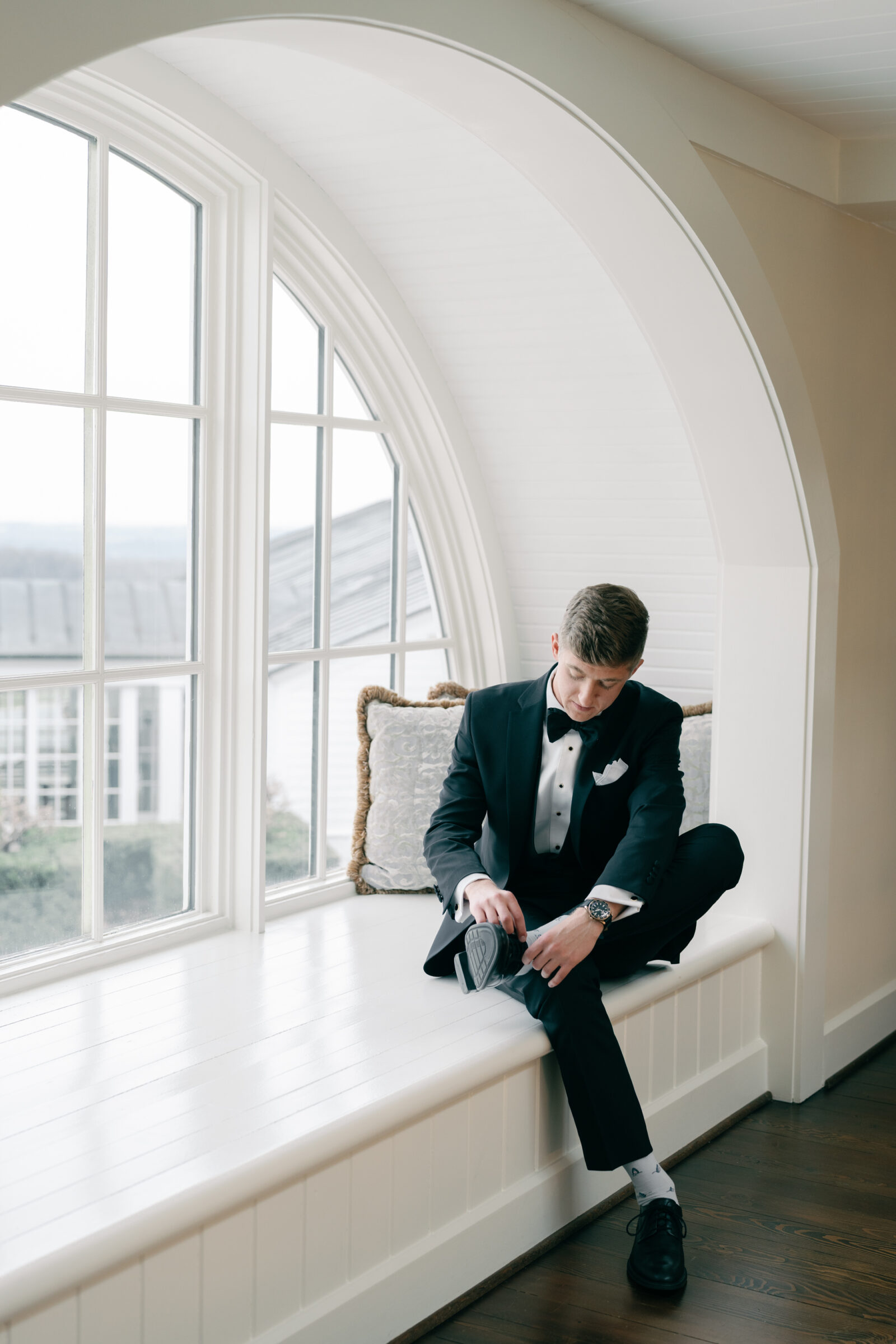 Charlottesville VA Wedding Photographer | groom puts on shoes
