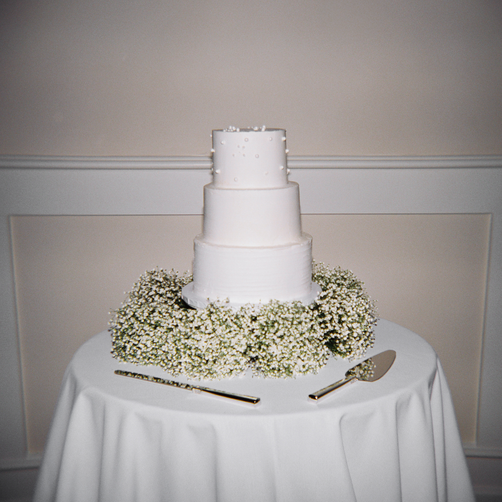 Trump Winery Wedding in Charlottesville | film image of a 3-tier wedding cake
