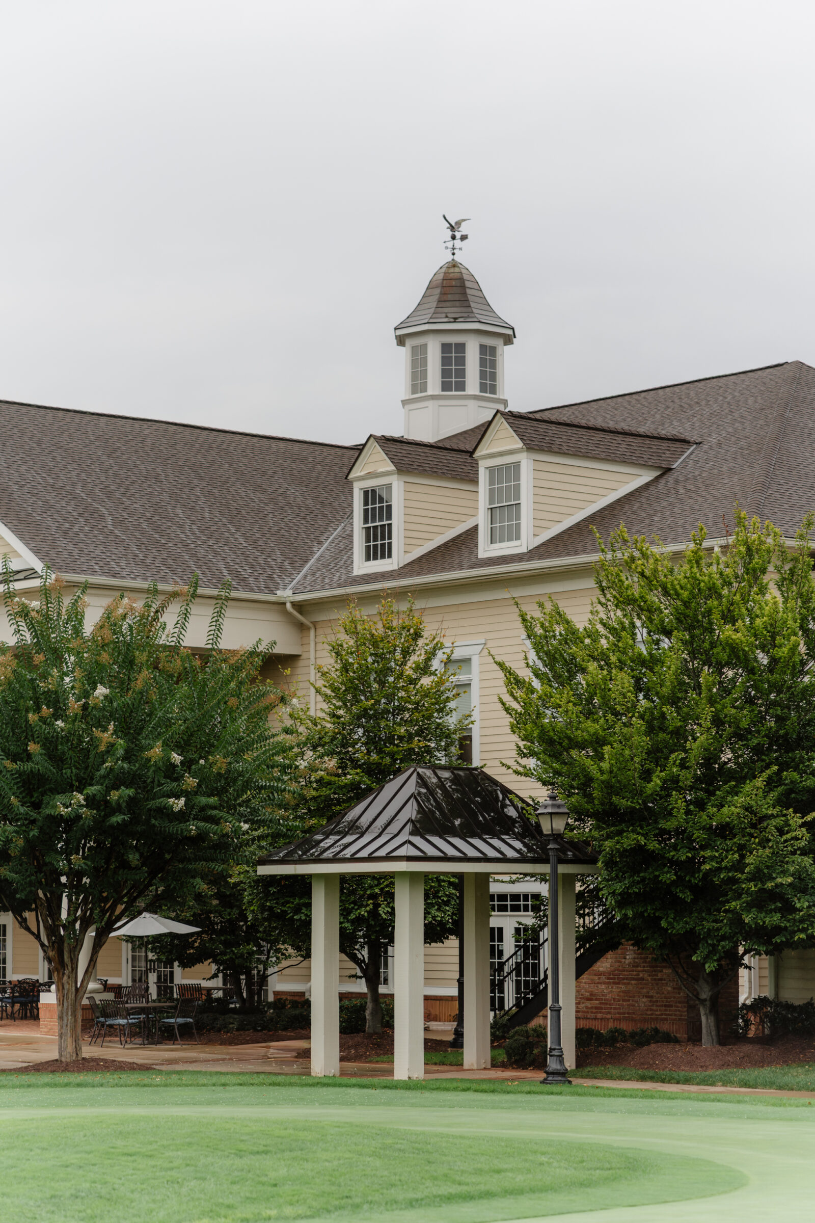 Exterior view of Regency at Dominion Valley wedding venue in Haymarket VA with clubhouse architecture and manicured grounds